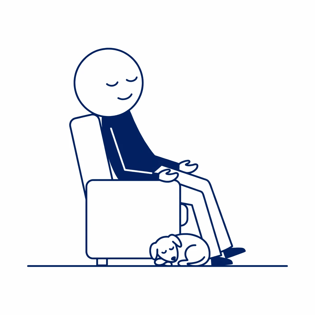 Een man zit in een fauteuil met zijn ogen dicht en een zachte glimlach. Zijn handen liggen open in zijn schoot. Tegen zijn voeten ligt een hondje te slapen.