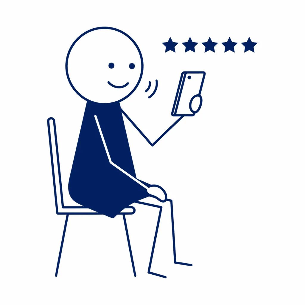 Een vrouw zit op een stoel en leest op haar telefoon. Boven het scherm staan vijf sterren. Ze glimlacht en knikt, alsof ze zichzelf herkent in wat ze leest.